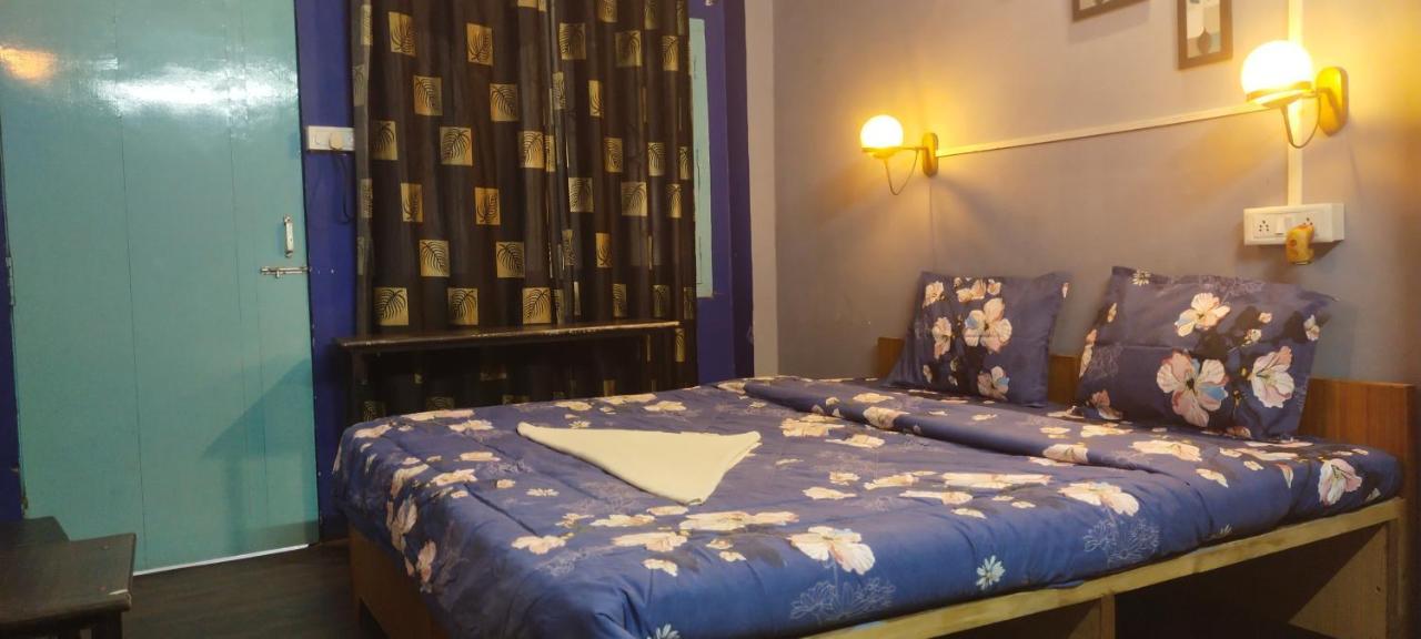 Banaras Rest House Varanasi Exterior foto